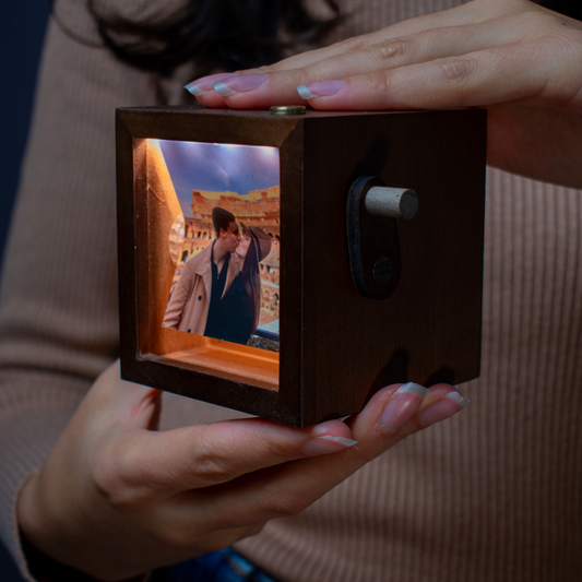 Механична Флипбук Рамка с LED – Персонализирани Снимки | Анимиран Подарък