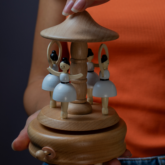 Дървена Музикална Кутия с Име – Букова, Ръчна Изработка, Персонализирана