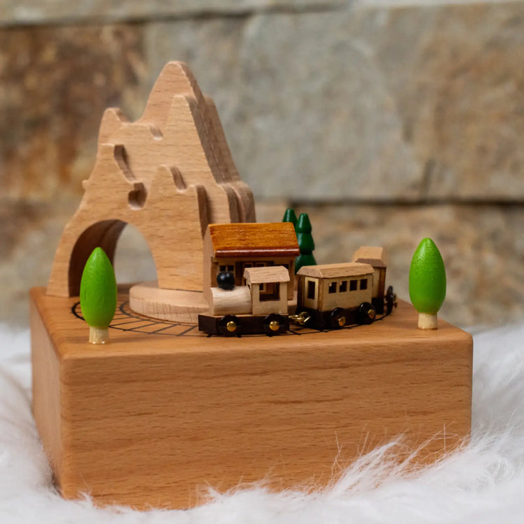 Дървена Музикална Кутия Влакче – С Движищи Се Елементи