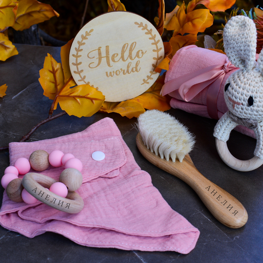 Детски Подаръчен Комплект – Ръчно Изработени Бебешки Играчки с Персонализация