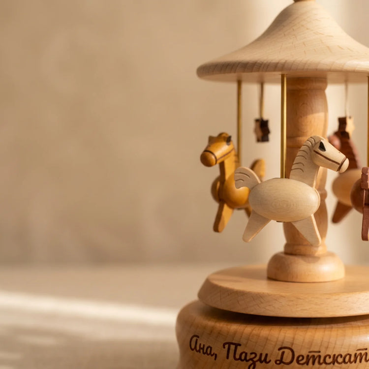 Дървена Музикална Кутия Карусел – Букова с Персонализация