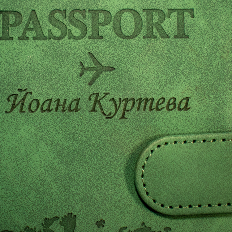 Персонализиран Калъф за Паспорт с Лазерно Гравиране – Име, Инициали или Послание - Wishifyy