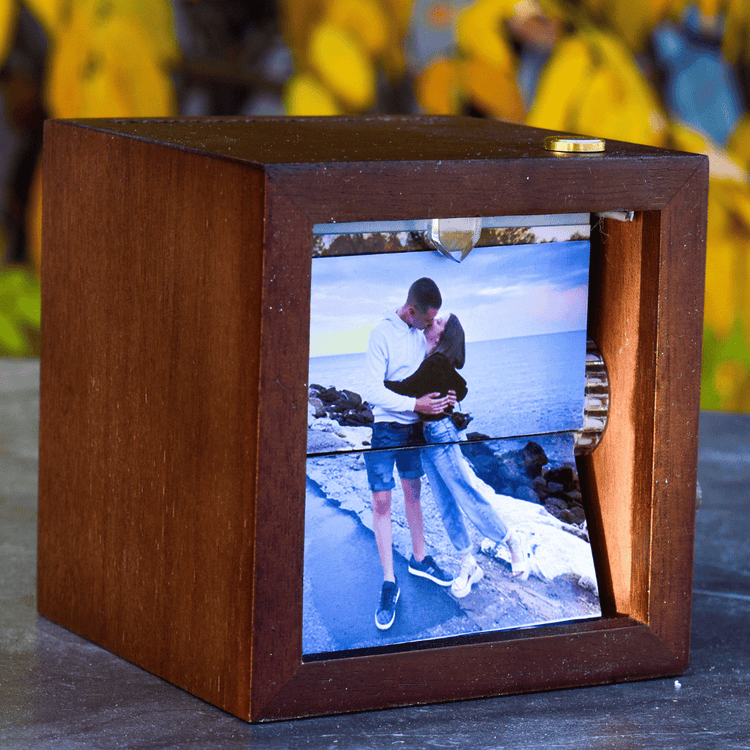 Механична Флипбук Рамка с LED – Персонализирани Снимки | Анимиран Подарък - Wishifyy