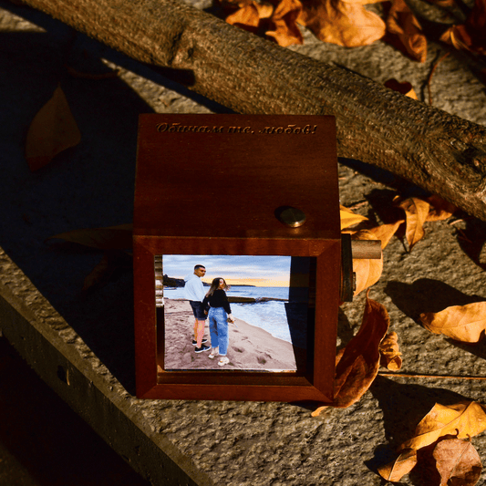 Механична Флипбук Рамка с LED – Персонализирани Снимки | Анимиран Подарък - Wishifyy