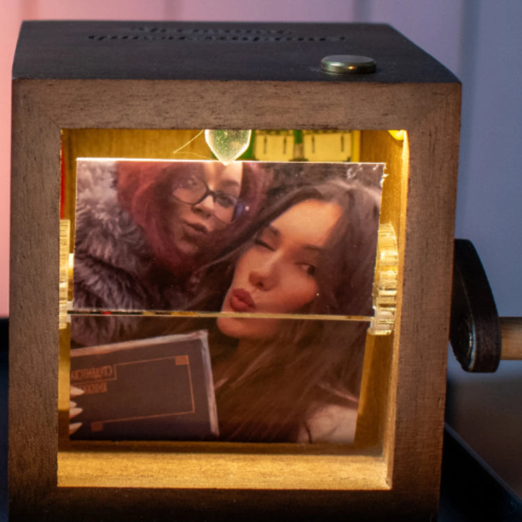 Механична Флипбук Рамка с LED – Персонализирани Снимки | Анимиран Подарък - Wishifyy