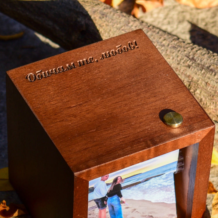 Механична Флипбук Рамка с LED – Персонализирани Снимки | Анимиран Подарък - Wishifyy