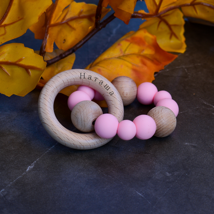 Детски Подаръчен Комплект – Ръчно Изработени Бебешки Играчки с Персонализация