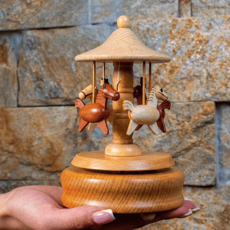 Дървена Музикална Кутия Карусел – Букова с Персонализация