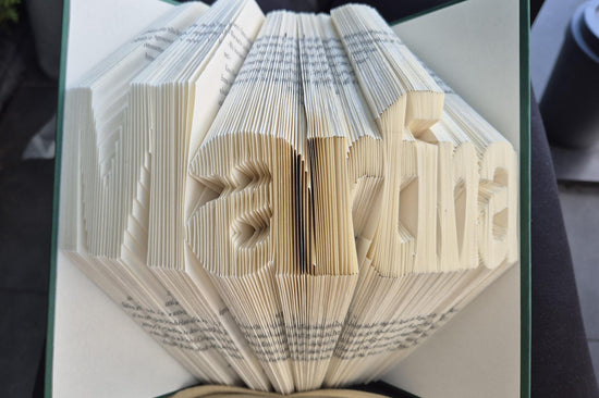 Book Art Personalized – Уникален Подарък с Изкуство от Книги