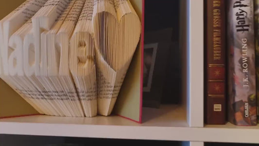 Book Art Personalized – Уникален Подарък с Изкуство от Книги