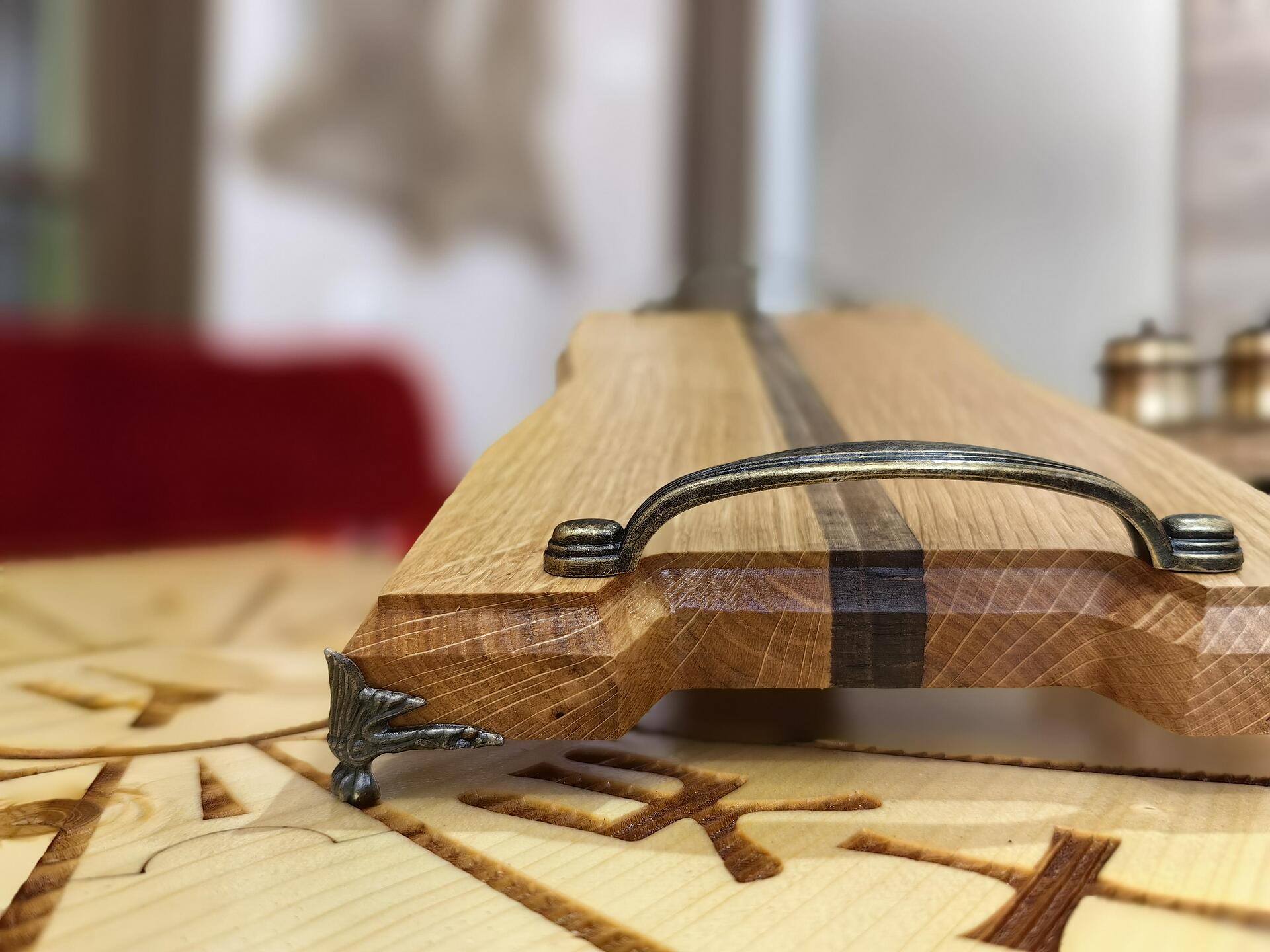 Дървена Дъска за Сервиране от Дъб с Орехова Ивица – Луксозна Ръчна Изработка - Wishifyy