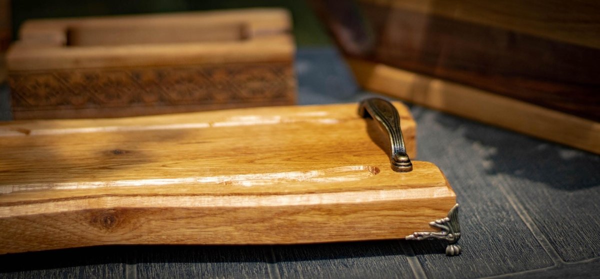 Дървена Дъска за Сервиране от Дъб с Орехова Ивица – Луксозна Ръчна Изработка - Wishifyy