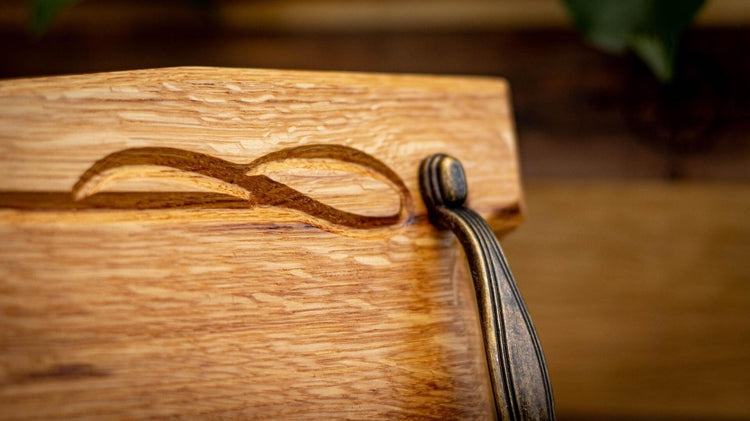 Дървена Дъска за Сервиране от Дъб с Орехова Ивица – Луксозна Ръчна Изработка - Wishifyy