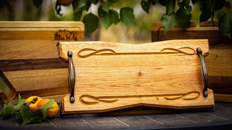 Дървена Дъска за Сервиране от Дъб с Орехова Ивица – Луксозна Ръчна Изработка - Wishifyy