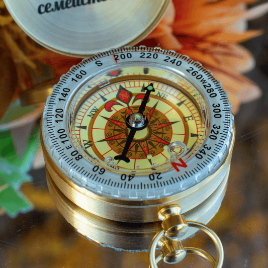 Месингов Компас с Персонализация – Винтидж Подарък за Пътешественици - Wishifyy