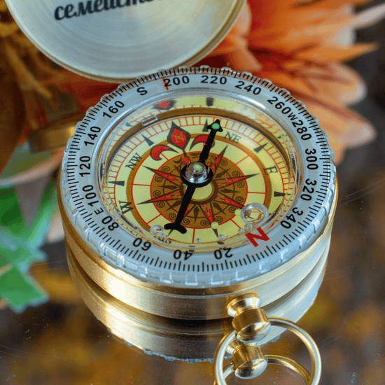 Месингов Компас с Персонализация – Винтидж Подарък за Пътешественици - Wishifyy