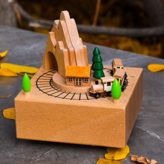 Дървена Музикална Кутия Влакче – С Движищи Се Елементи - Wishifyy