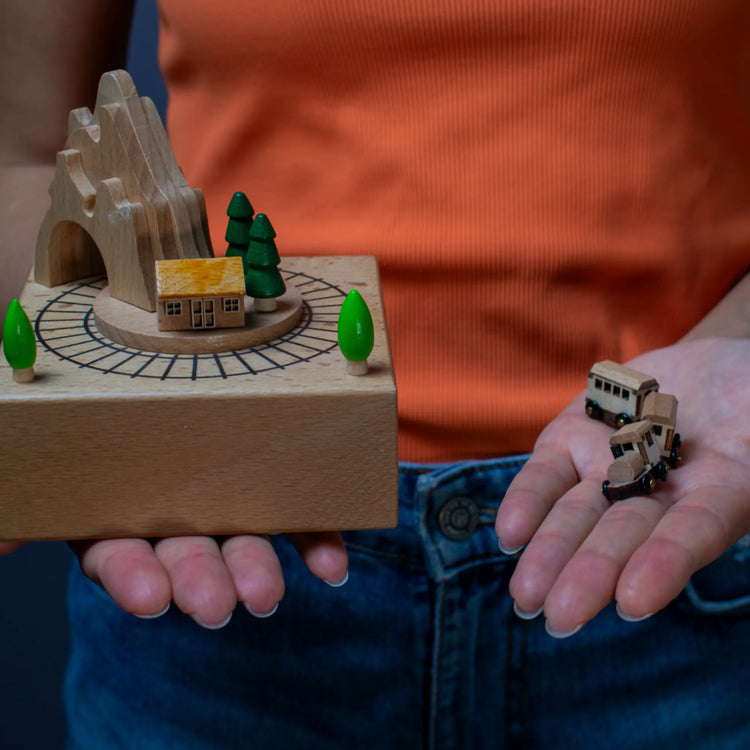 Дървена Музикална Кутия Влакче – С Движищи Се Елементи - Wishifyy
