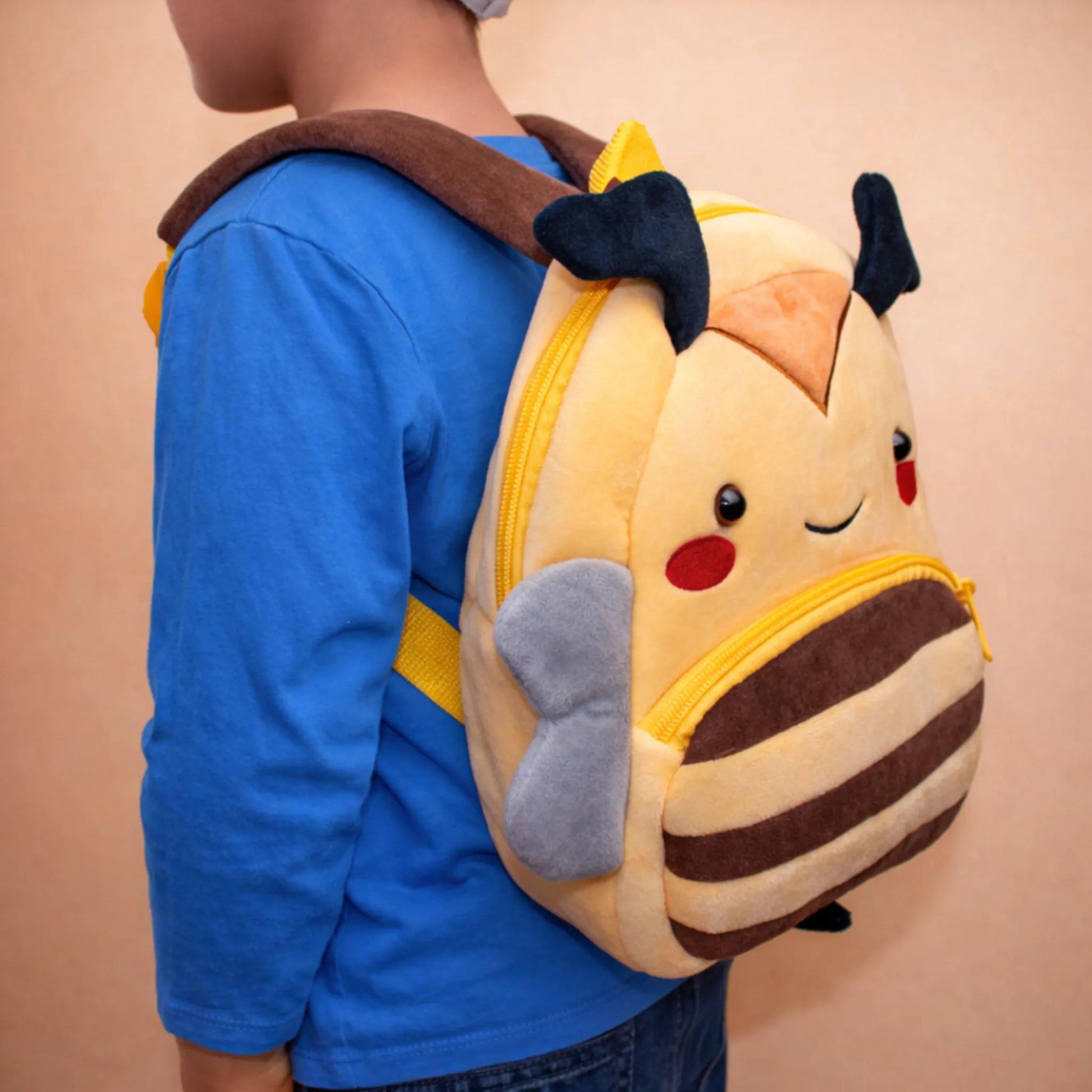 Плюшена Раница с Име – Пчеличка, Бродерия по Избор | Детски Подарък - Wishifyy