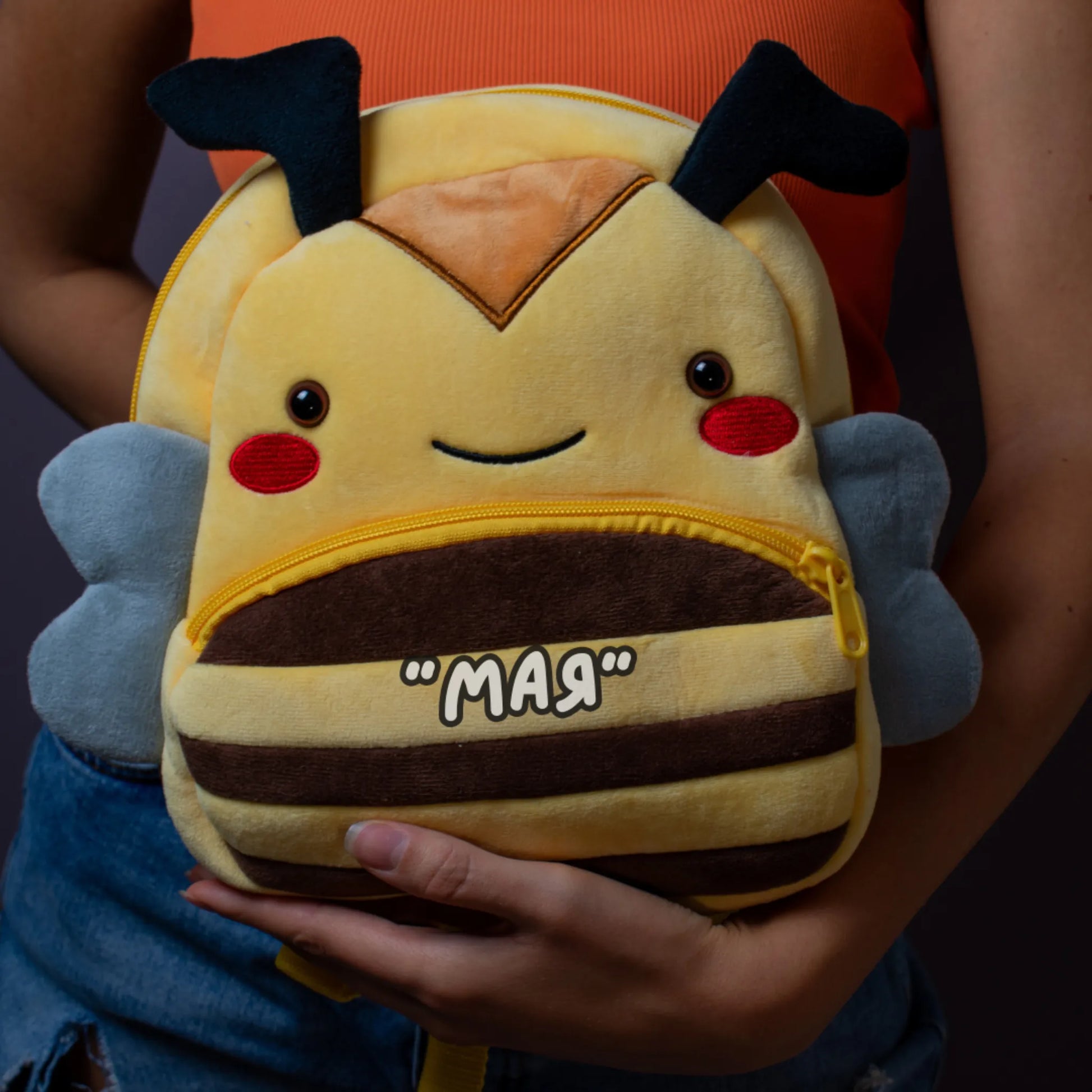 Плюшена Раница с Име – Пчеличка, Бродерия по Избор | Детски Подарък - Wishifyy