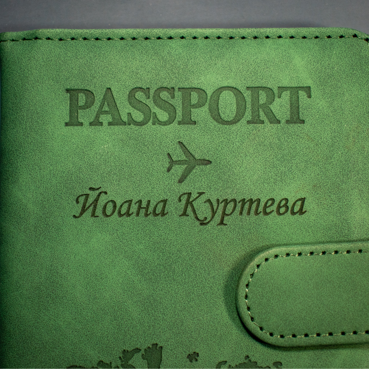 Персонализиран Калъф за Паспорт с Лазерно Гравиране – Име, Инициали или Послание - Wishifyy
