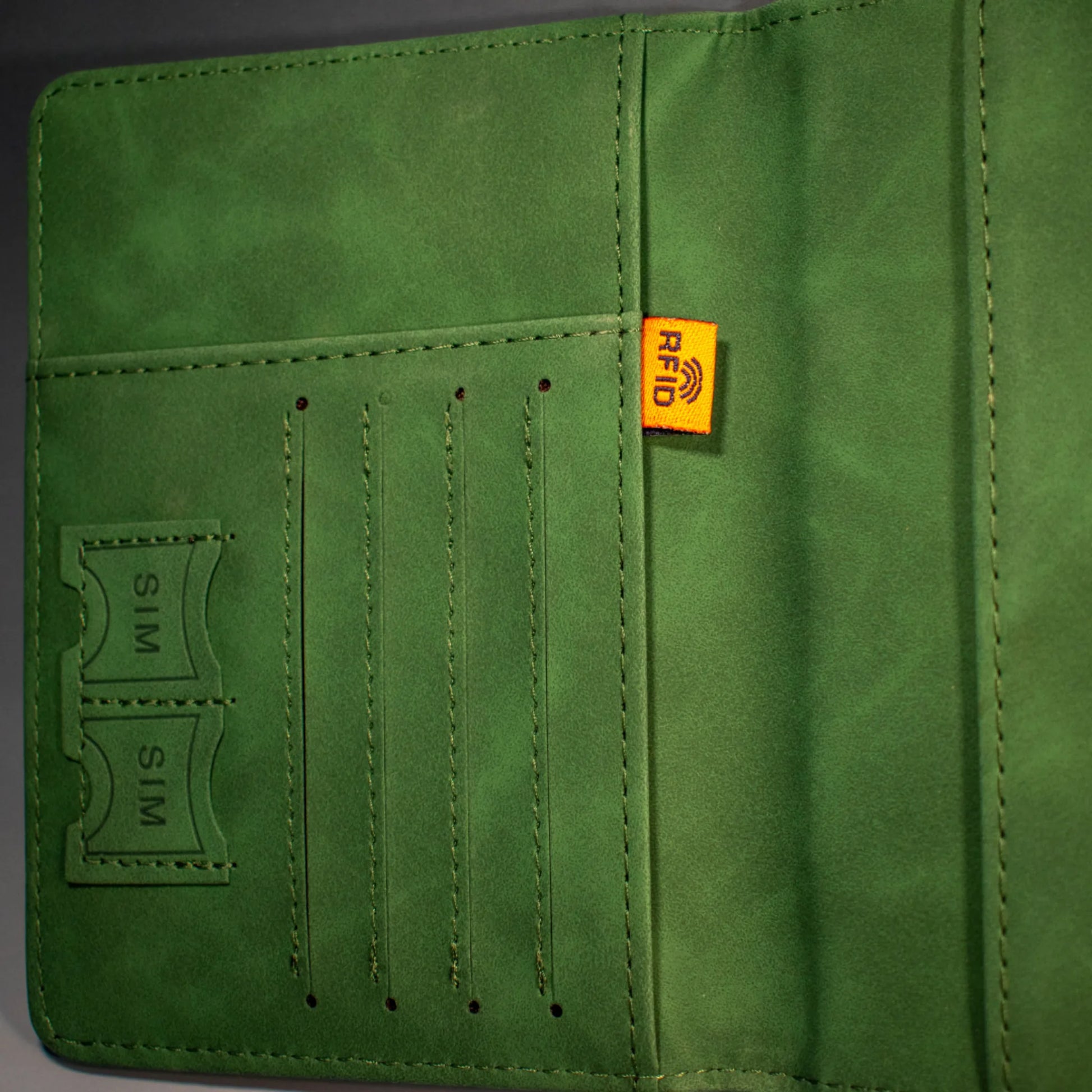 Персонализиран Калъф за Паспорт с Лазерно Гравиране – Име, Инициали или Послание - Wishifyy