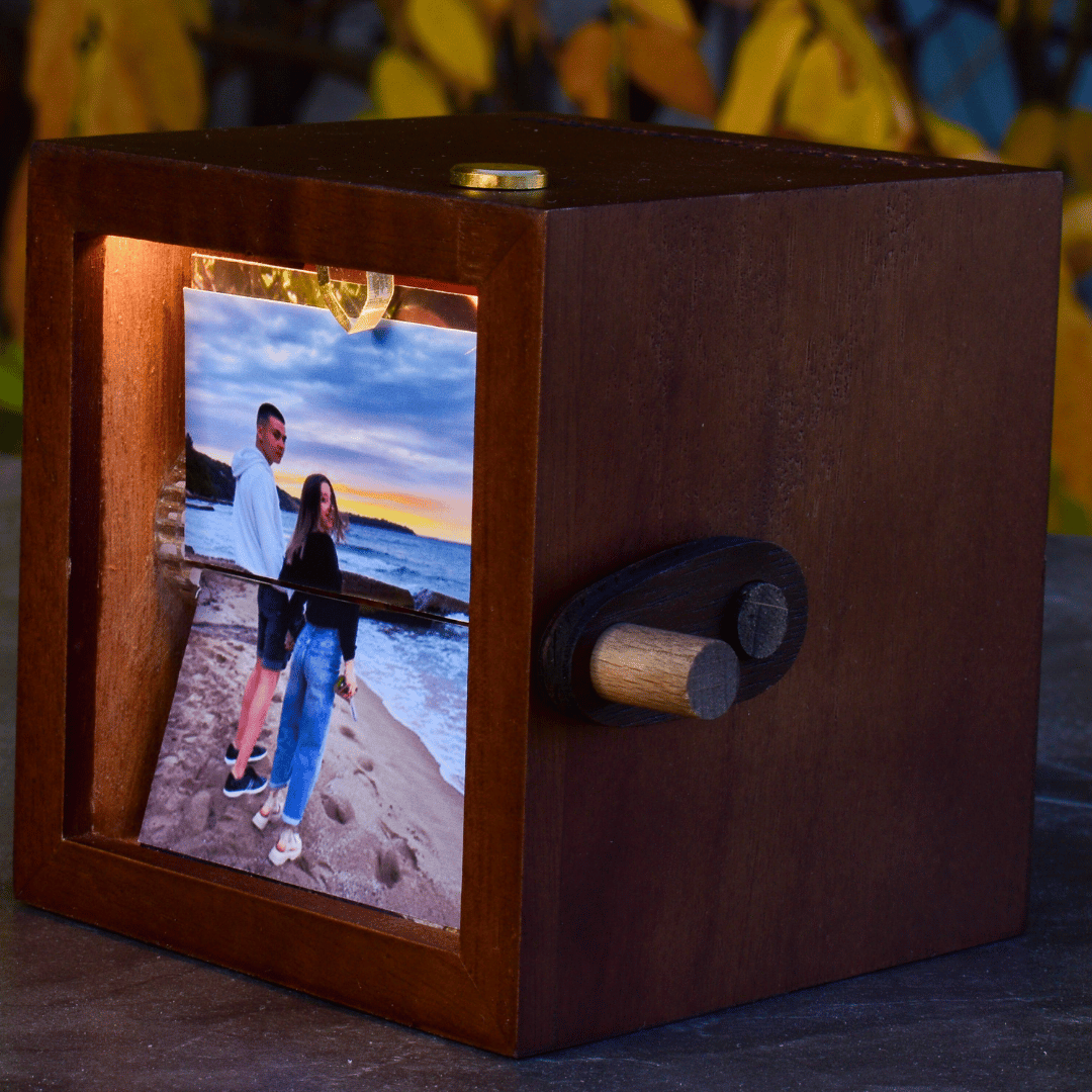 Механична Флипбук Рамка с LED – Персонализирани Снимки | Анимиран Подарък - Wishifyy