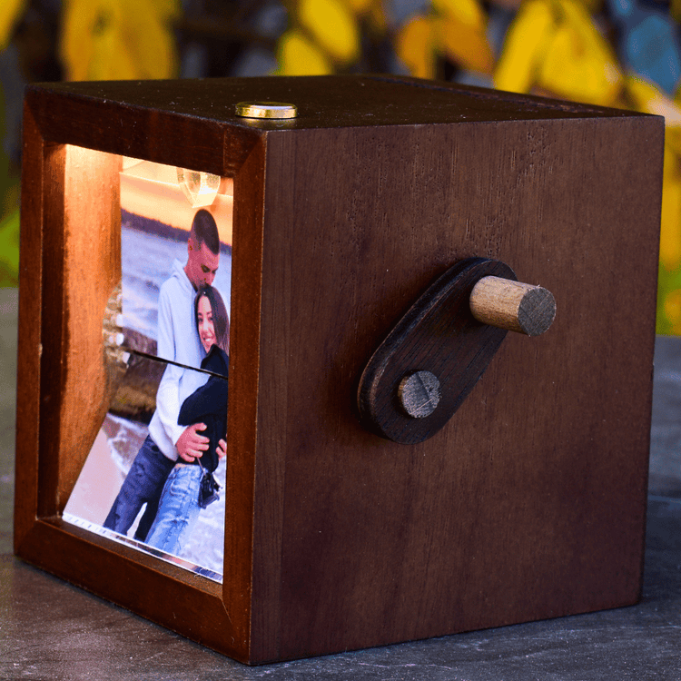 Механична Флипбук Рамка с LED – Персонализирани Снимки | Анимиран Подарък - Wishifyy