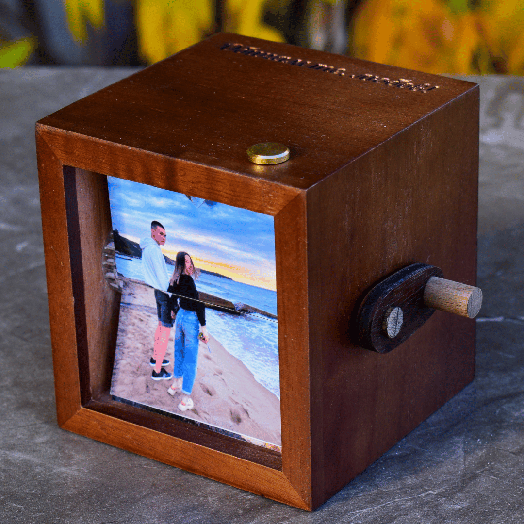 Механична Флипбук Рамка с LED – Персонализирани Снимки | Анимиран Подарък - Wishifyy