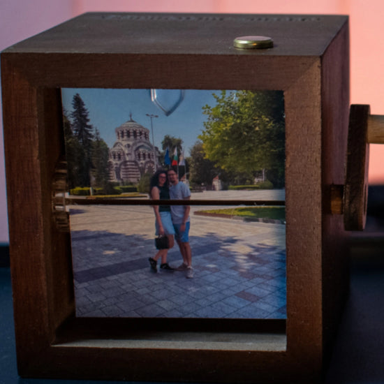 Механична Флипбук Рамка с LED – Персонализирани Снимки | Анимиран Подарък - Wishifyy