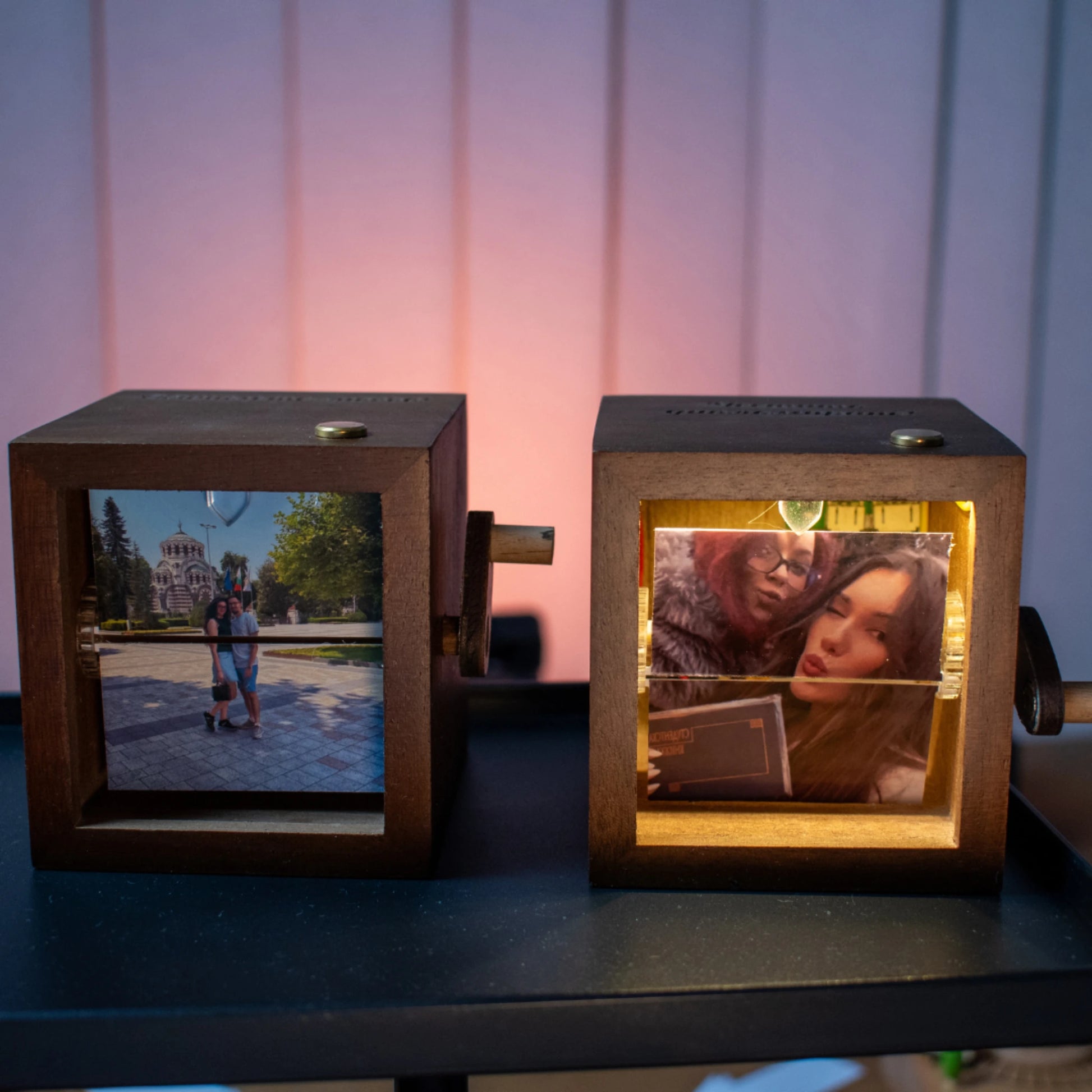 Механична Флипбук Рамка с LED – Персонализирани Снимки | Анимиран Подарък - Wishifyy