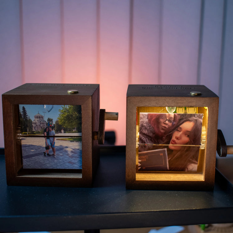 Механична Флипбук Рамка с LED – Персонализирани Снимки | Анимиран Подарък - Wishifyy