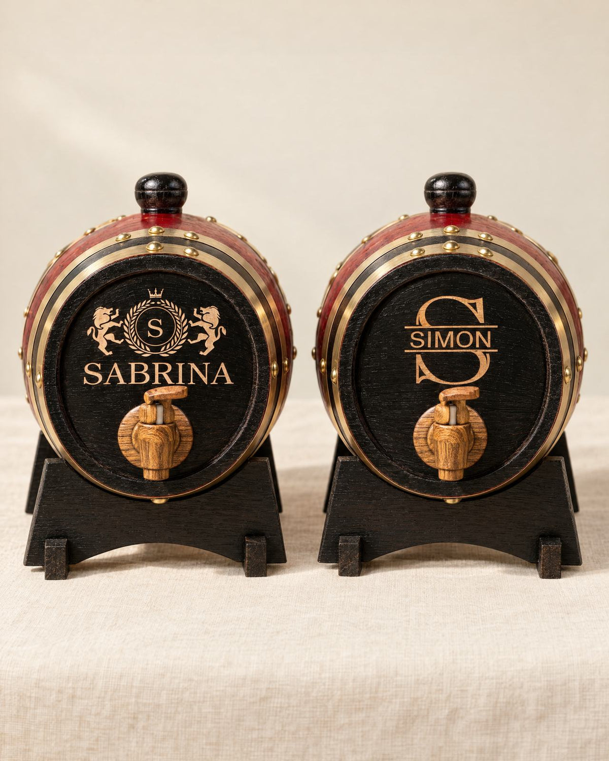 Две мини бъчви на стойки с кранчета - едната гравирана с герб и SABRINA, другата с монограм S и SIMON